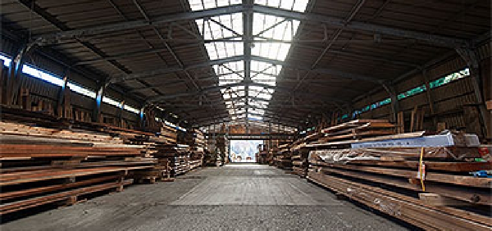 天然木の保管・加工をする城陽工房